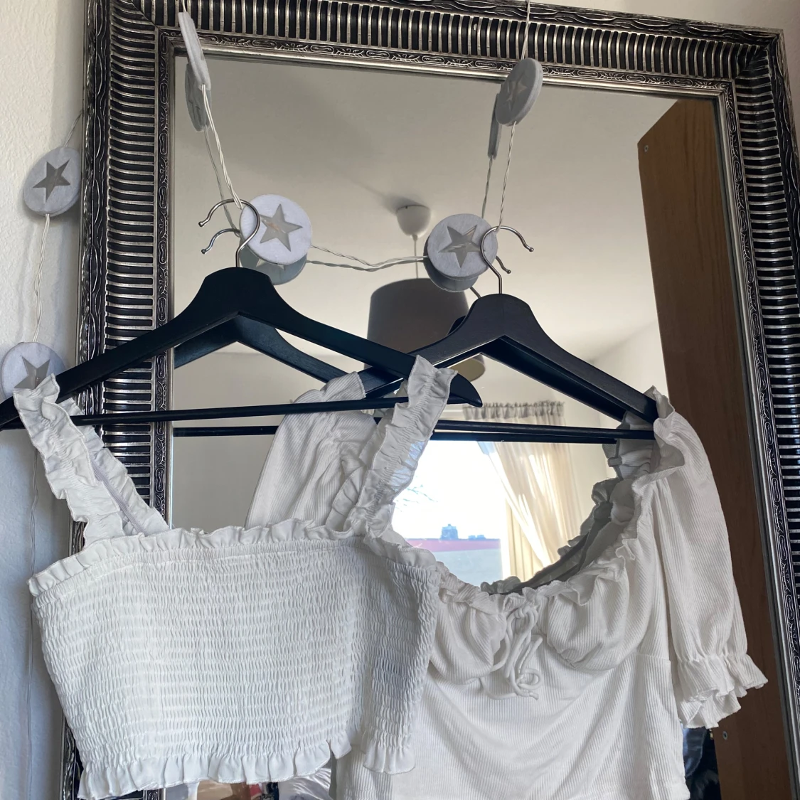 Vita toppar med volangdetaljer