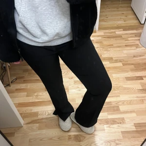 Kostymbyxor med slits!  - Snygga svarta kostym byxor med slits! Köpt för något år sedan men knappt använda. Dom har inga täcken på att dom varit använda. Säljer då jag har köpt ett par andra. Ny pris ligger på 500kr. Hör av er vid frågor🩷🩷