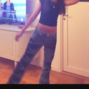 Slutsålda mönstrade coola unika weekday jeans - slutsålda i alla storlekar 🩷helt nya fick hem idag endast testade. jag är 165 och de funkar men är lite  för långa, skulle säga att de passar 165-175. As snygga och coola blå mönstrade bootcut jeans. Tveka inte på att skriva eller lägga bud🩷