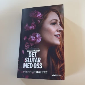 Det slutar med oss - Boken 'Det slutar med oss' av Colleen Hoover, utgiven av Lovereads. Omslaget pryds av en profilbild av en kvinna med blommor i bakgrunden. Perfekt för dig som älskar gripande och emotionella berättelser.