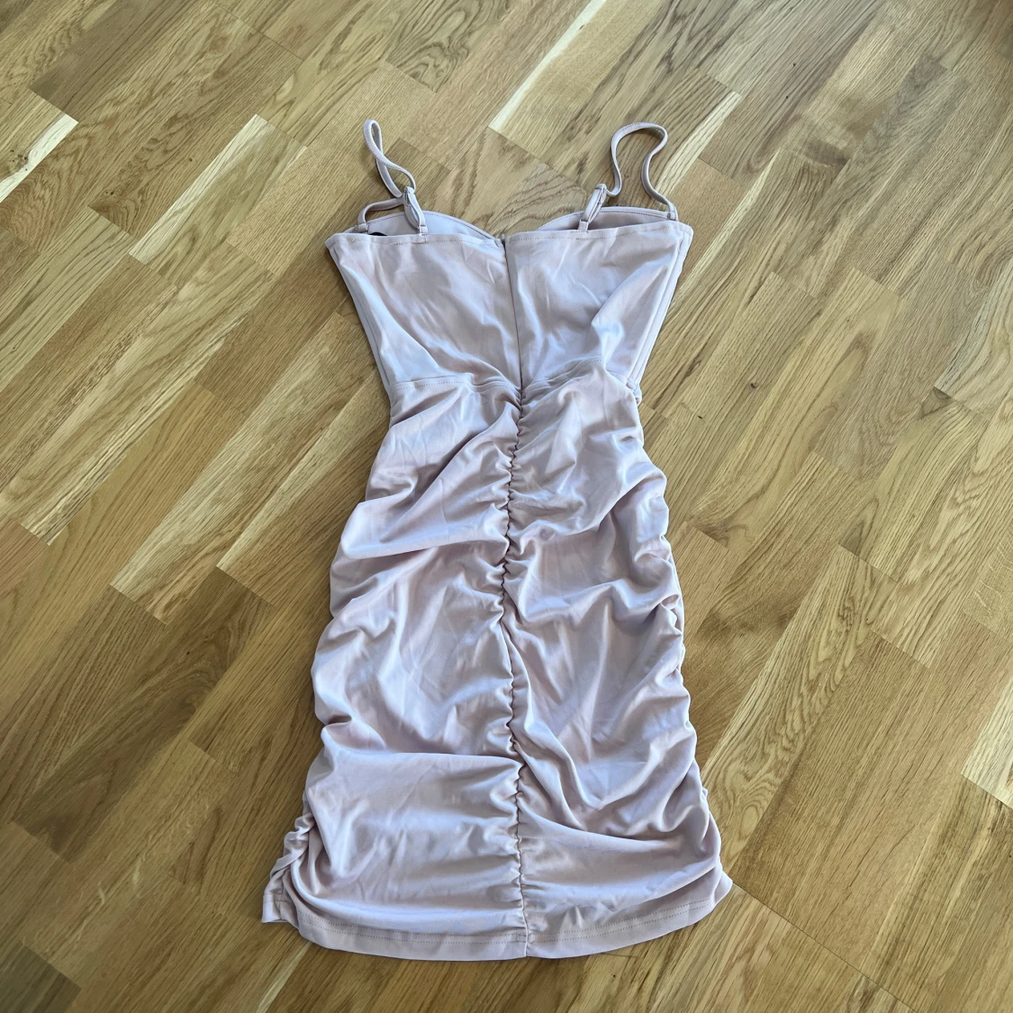 Ljusrosa klänning med rynkdetaljer - 1