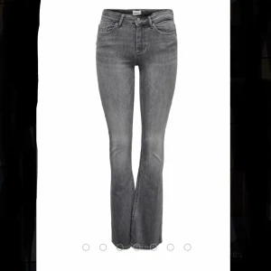 Grå bootcut jeans från Only - Snygga grå bootcut jeans från Only. 