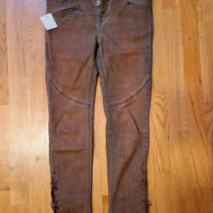 New rusty colored pants - nytt skick högmidjat snöring längst ner som går att öppna upp