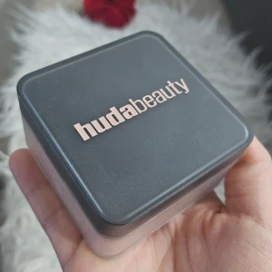 Easy Bake Loose Powder  - Easy Bake löspuder från Huda Beauty i färgen peach pie. Perfekt för att sätta sminket och ge en jämn finish. Använd ca 3 gånger, fel färg på mig.