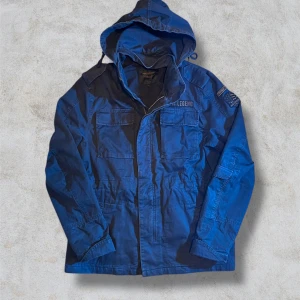 Laidback field jacket  - En tvär fet field jacket i fantastiskt skick som jag verkligen önska att jag kunde ha på mig men den passar tyvärr inte riktigt. I jacka står det att den är storlek xl men sitter egentligen som L. Hör gärna av dig om du har några frågor och kolla in mina andra annonser, du kan få bra bundle pris om du köper mer än ett plag🤩🤩🤩