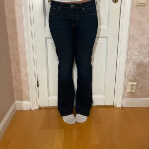 Blåa jeans från Pepe jeans - Jättefina jeans i storlek 29/32. Modellen på bilden är 172. Inga defekter eller liknande. Bara att skriva vid frågor eller funderingar.