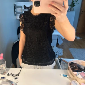 Svart spetsblus från Pieces - Helt ny tröja från Pieces. Super fin och helt ny  🤩🌸