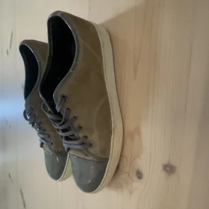 Lanvins Olive green 44 - Gröna lanvins i storleken 44 använda men i super bra skick det är glansig tå med färger grå ingen box eller nåt bara skorna 