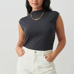 Grå ärmlös topp - Snygg svart ärmlös topp från Gina tricot. Perfekt för en stilren look och kan enkelt matchas med olika outfits. Materialet ser mjukt och bekvämt ut. Endast använd tre gånger, storlek M 