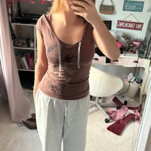 T-shirt med luva - Brun t-shirt med luva och coola detaljer! Unik!!