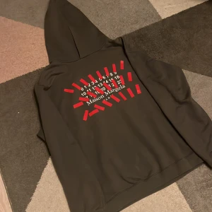 Maison margiela hoodie - Säljer nu en as fet Maison Margiela hoodie i en unik färg😍 Fett tryck och strl L. Skicket är väldigt bra! Nypris ligger på runt 10 lax men mitt pris är endast 2,2🤝 