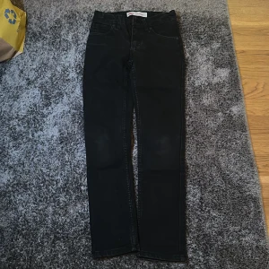 Svarta jeans från Levi's - Snygga svarta jeans från Levi's med klassisk femficksdesign och en diskret logga på bakfickan. Perfekta för en stilren look.