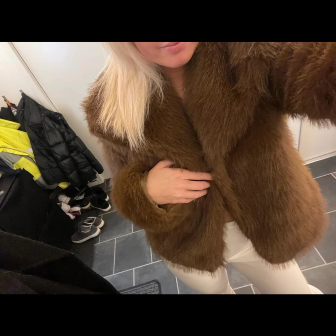 Brun pälsjacka med knappar - 1