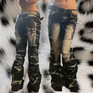 Crazy age bootcut lågmidjade jeans❤️ - Super snygga äkta crazy age jeans med lila blom detaljer på framsidan och baksidan❤️inga defekter förutom att lappen där storleken ska stå är bortklippt av den förra ägaren❤️totalängden: 103cm, innerbenslängden:81cm, midjan:80cm, benöppning:50cm❤️skriv om du har några fler frågor:)