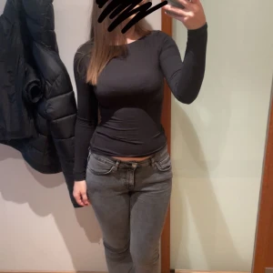 Grå jeans från Perfect Jeans - Snygga grå jeans från Perfect Jeans i storlek 36. De har en klassisk femficksdesign och en bekväm passform. Perfekta för en stilren look.