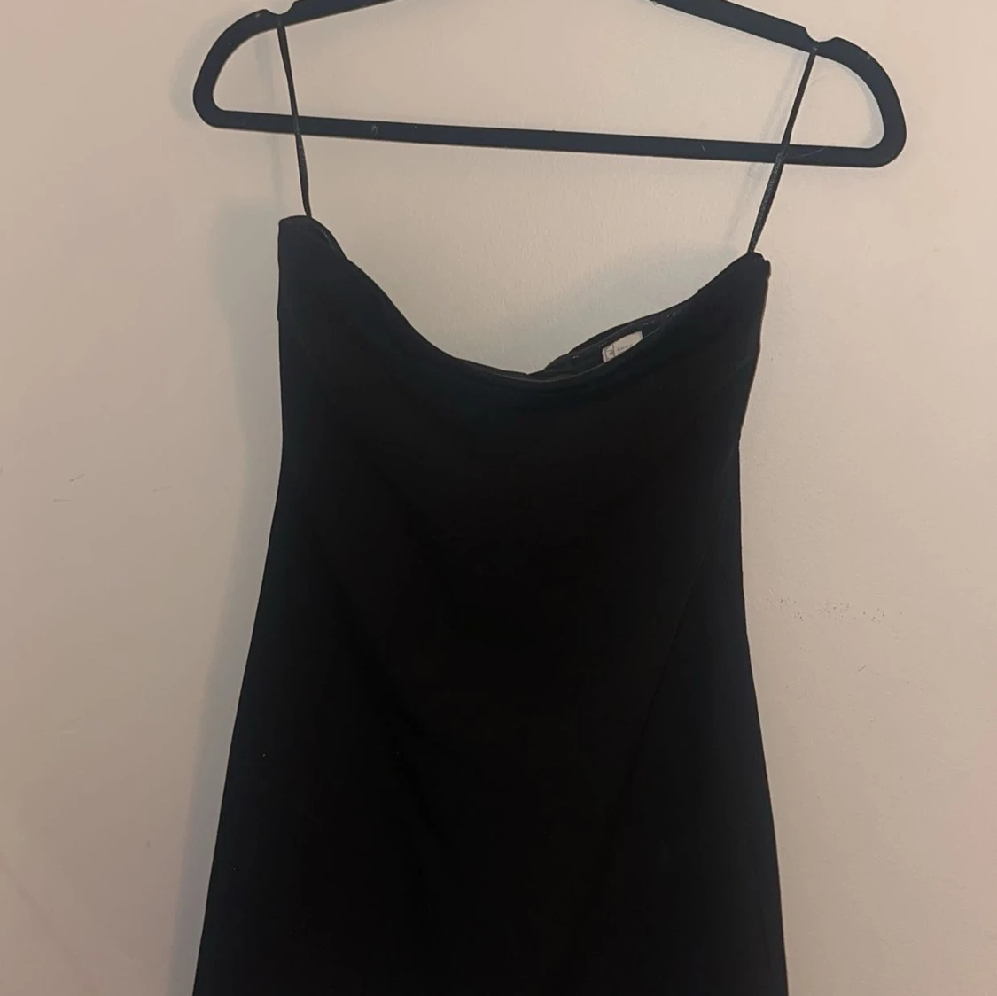 Svart klänning med rosett - 1