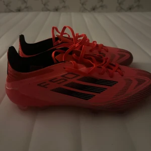 Röda fotbollsskor- F50 - Snygga röda fotbollsskor, använda en gång och säljs då jag inte har användning av de längre. Tyvärr har jag tappat original lådan! Priset kan även diskuteras!