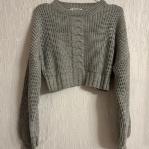 Grå stickad crop top - Stor garderobrensning♻️ Se gärna mina andra annonser🌸 Pris går att diskutera vid flerköp👗