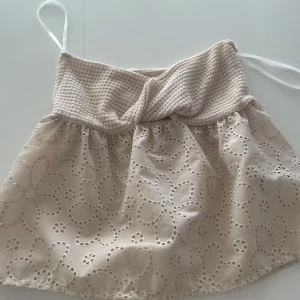 Snygg topp!! - Jätte fin off shoulder topp ifrån Shein. Aldrig använd pågrund av fel storlek!! Skriv för fler bilder eller mått💕