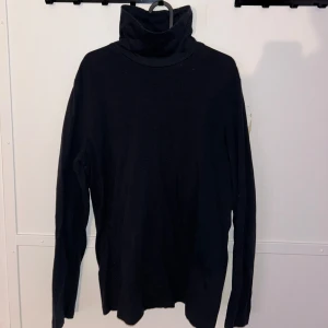 Polotröja  - Marinblå tröja med polokrage från H&M