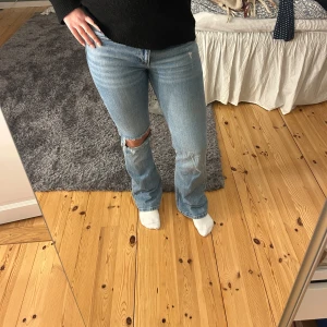 Blå jeans från Gina Perfect Jeans - Snygga blå jeans från Gina Perfect Jeans med en bootcut-stil. Låg midja 