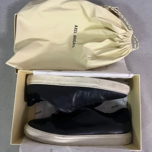 Arigato Clean 90 - Säljer dessa Arigato Clean 90 då jag inte andvänder dem. Säljer billigt då vill mig av med dom snabbt. Lite små defekter men inte direkt märkbart, säljs utan snören. Box och dustbag tillkommer🤝🤩