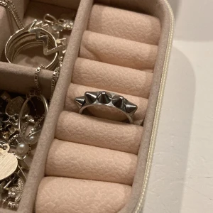 Silvrig ring med nitar från Edblad peak - Cool ring i silver från Edblad med nitar runt om. Den enkla peak-ringen, supersnygg. Säljer även matchande örhängen till.