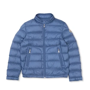 Blå dunjacka från Moncler - Blå tunn jacka från moncler. Passar perfekt till våren och hösten, både till tjej och kille. Dessa bilder är från internet men det är exakt samma jacka, om du är intresserad så skriv gärna så skickar jag bilder på den, den har lite små ”skador” varav ett ställe där den är lite sydd. Men inget man ser.Storlek 2 men ganska liten i storleken. Jag är kille på 176 cm och väger 75 och den passar mig men skulle inte rekommendera den till någon som är längre. Storlek 2.Pris kan diskuteras.