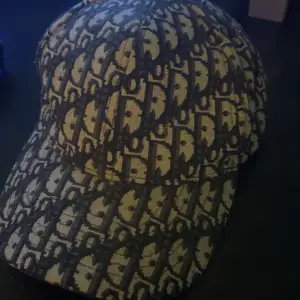 Rep Dior keps. Storleken går att justera. Kepsen är felfri och säljs då jag behöver pengarna så priset kan diskuteras👍 Hör gärna av er ifall ni vill ha fler bilder eller svar på frågor. Möts gärna upp i Stockholm. 