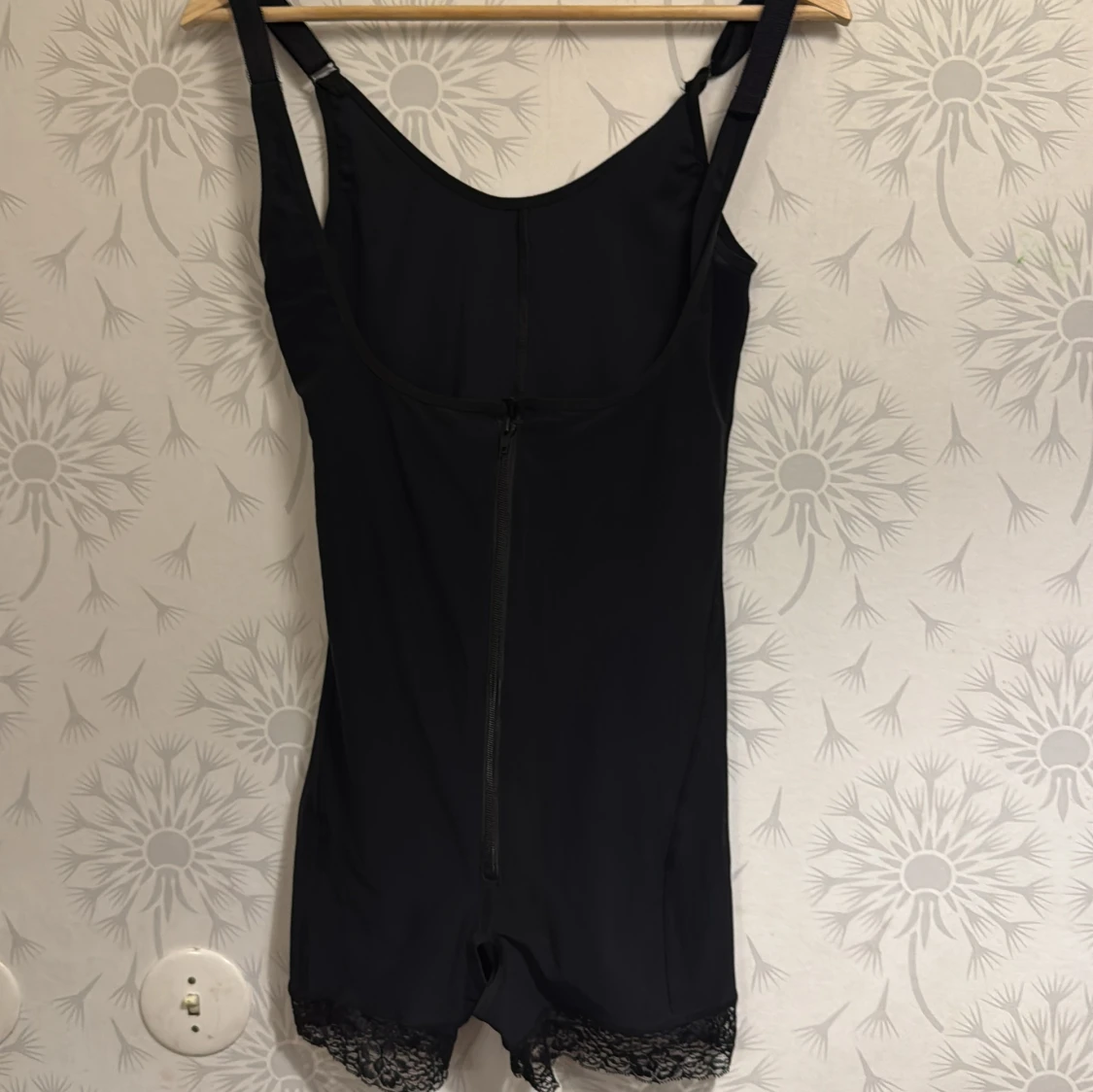 Svart bodysuit med spetsdetaljer