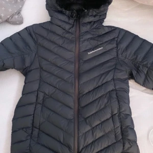 Svart dunjacka från Peak Performance - Super fin peak performance jakke i sort til kvinder. Sælger da jeg ikke bruger den.💕 Byd gerne