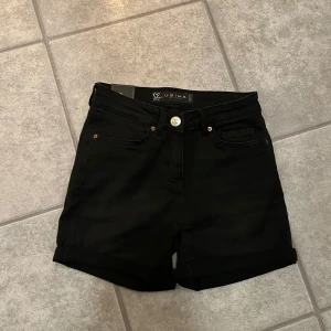 Svarta shorts - Shorts Aldrig använda Snyggare när dem e på  kostat 199 med säljer dem för 33kr💙💙💙