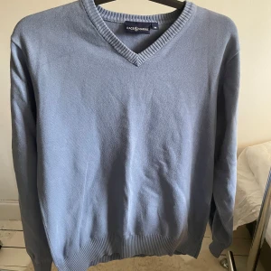 Blå tröja från Race Marine - Säljer en stilren blå tröja från Race Marine i storlek M. Tröjan har en v-ringad design och är tillverkad i ett mjukt material med ribbade kanter vid hals, ärmslut och nederkant. Perfekt för en avslappnad look.