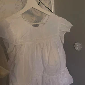 Vit kortärmad blus med volangdetaljer - Jättegullig och fin topp💗💗