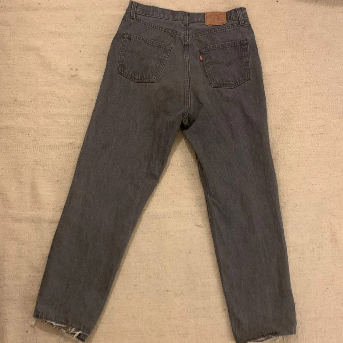 Grå Levis jeans - 1