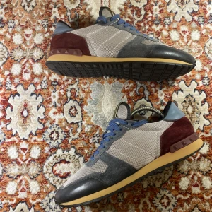 Valentino Rockrunners  - Hej! Säljer nu mina skor från märket Valentino , storlek 43, bra skick. Givetvis äkta, Tveka inte på att höra av dig om du har frågor eller funderingar kring skorna!
