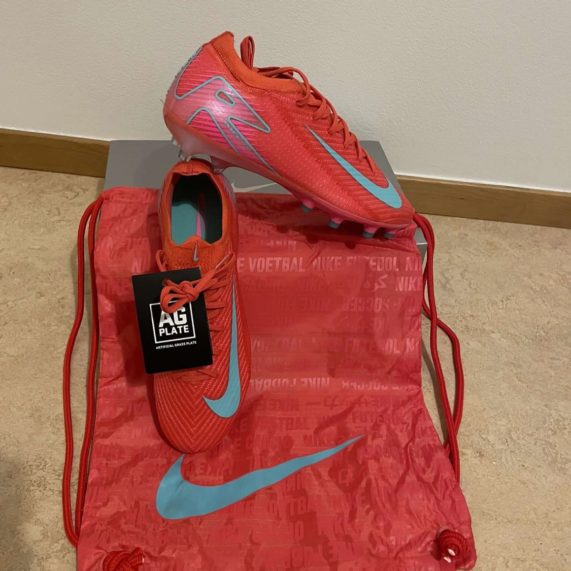 Röda fotbollsskor från Nike - 1