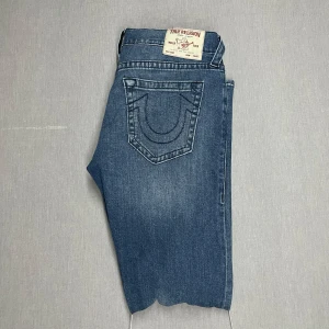 True Religion Ricky - Riktigt snygga trueys i nyskick. 9/10 inga skador bara använda några gånger. Storlek W33. Riktigt snygga jeans som passar till allt. Nypris 1299❗️Skriv för fler bilder eller vid funderingar 🙌😁