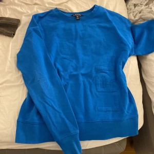 Blå tröja från Lauren Ralph Lauren - Säljer en snygg blå tröja från Lauren Ralph Lauren. Tröjan har långa ärmar och en klassisk rund halsringning. Priset kan diskuteras 💕 är i xxs men passar xs- m också