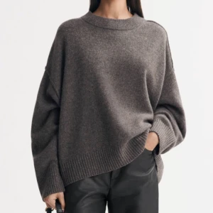 Loose fit Oneck - Loose fit Oneck i Wood, som är från Softgoats Fall/Winter 24 collection som inte längre finns tillgänglig. Köpte i januari och säljer pga att den inte kommer till användning. Nyskick🤎🤎