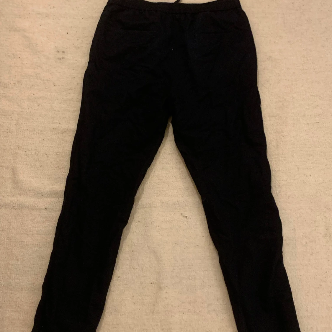 Mörkblå linnebyxor ARKET  - 2