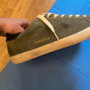 Golden Goose, olivgröna - Säljer ett par Golden Goose i super bra skick⭐️. Storlek 43 men kan även passa 42. Allt ig medföljer såklart, hör av dig vid intresse ✅. 