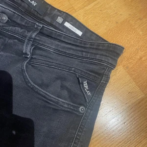 Replay anbass | 31 - Mycket fin skick till ett bra pris på dessa replay anbass storlek w31 L32, hyperflex ✅Nupris på detta är 1700kr mitt pris 499kr, frågor? Bara höra av sig 🙌