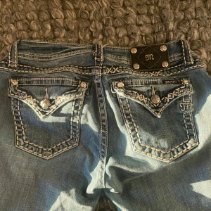 Blå jeans från Miss Me - Skitsnygga äkta jeans från Miss Me, lågmidjade och bootcut. Lite långa på mig som är 170. Jeansen är storlek 30, sitter alltså som 36/38. Dom är lite slitna längst ner (se bild 4). 💕