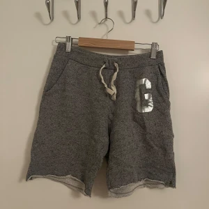 Grå shorts från Gap - De är använda men är fortfarande i bra skick