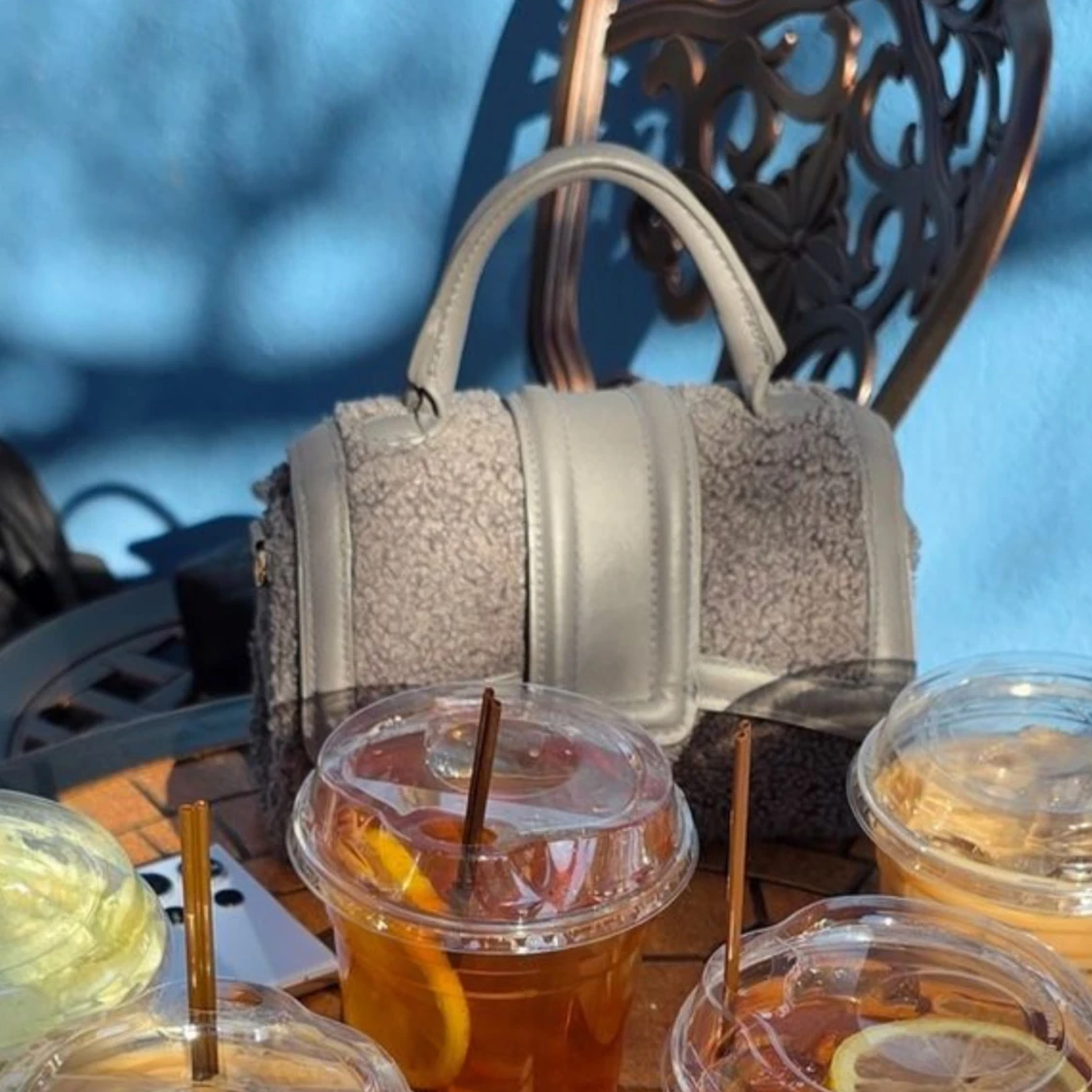 Grå axelväska i teddy-material