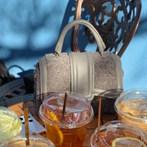 Grå axelväska i teddy-material - Super Snygg grå väska i mjukt teddy-material. Från hm, nästintill oanvänd🩷🩷🎀