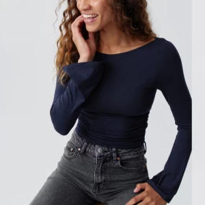 Mörkblå långärmad topp med utsvängda armar från Gina Tricot❤️ - Säljer en stilren mörkblå långärmad topp med utsvängda armar från Gina Tricot.😻Perfekt för en enkel och snygg look. Toppen har en rund halsringning och är tillverkad i ett mjukt material. Ifall det är något ni undrar är det bara att skriva till mig!❤️