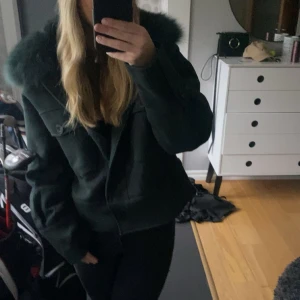 Mörkgrön jacka från Meotine - Nästan aldrig använt, kanske en två gånger max nästan som helt ny, inget som e sönder. Ordinarie pris 2100 🥰 storleken är xs/s