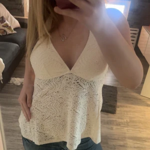 Sommartopp - Super snygg sommartopp med ”halterneck” skriv för bättre bilder! Strl S💓 Rygglös med knytband.